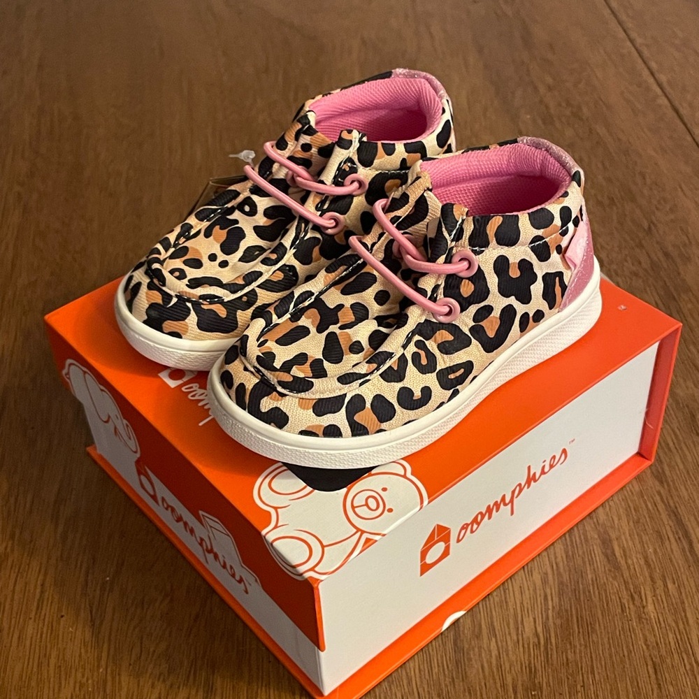 Oomphies Leopard Print Kids Shoes with Pink Accents sz 4T